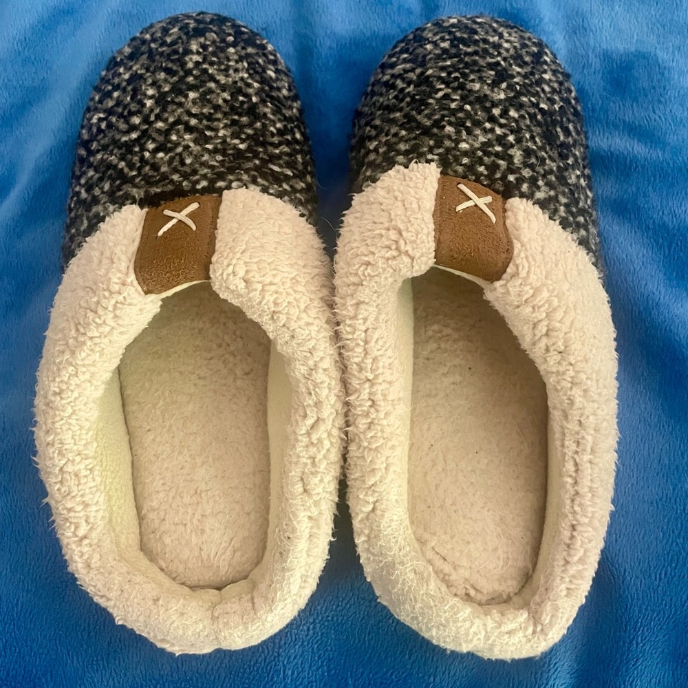 UltraIdeas Slippers 5-6 Small Women’s Thick Padding Ivory Black Grip Bottom